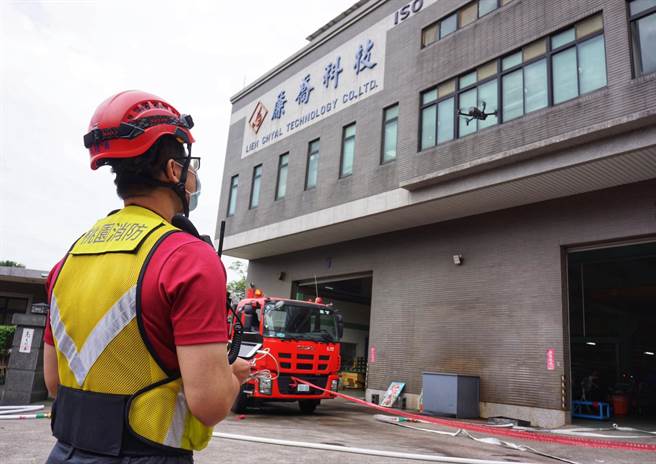 第一消防大队迴龙分队今日于龟山区廉乔金属公司举办自卫消防编组暨火灾抢救演练。(消防提供／蔡依珍桃园传真)