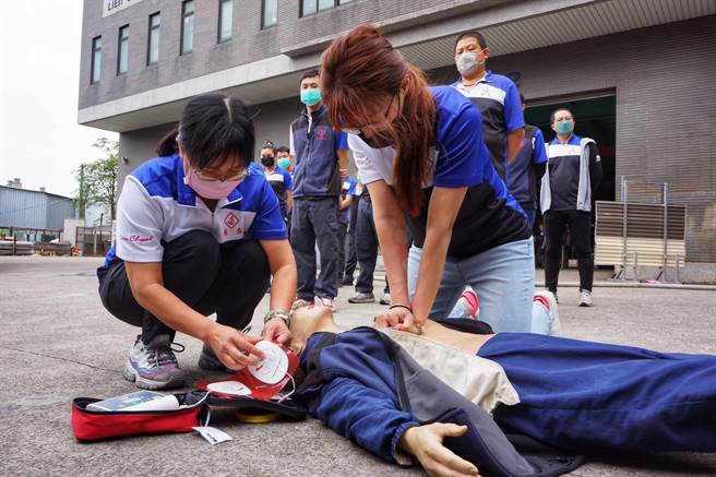 第一消防大队迴龙分队今日于龟山区廉乔金属公司举办自卫消防编组暨火灾抢救演练。(消防提供／蔡依珍桃园传真)
