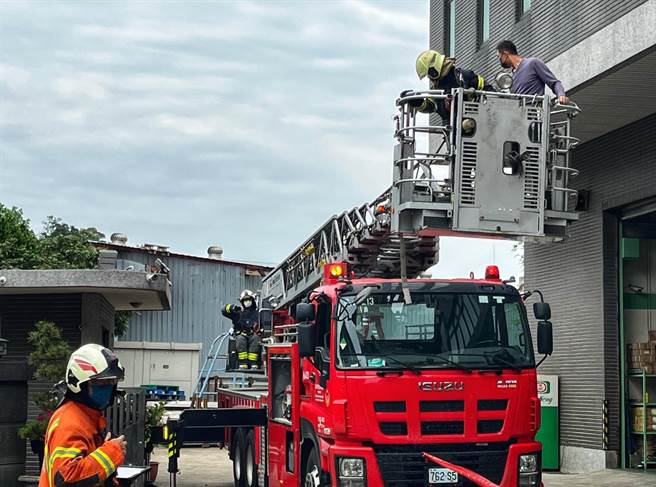 第一消防大队迴龙分队今日于龟山区廉乔金属公司举办自卫消防编组暨火灾抢救演练。(消防提供／蔡依珍桃园传真)