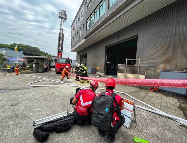第一消防大队迴龙分队今日于龟山区廉乔金属公司举办自卫消防编组暨火灾抢救演练。(消防提供／蔡依珍桃园传真)