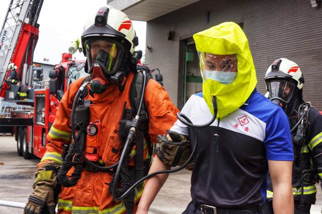 第一消防大队迴龙分队今日于龟山区廉乔金属公司举办自卫消防编组暨火灾抢救演练。(消防提供／蔡依珍桃园传真)