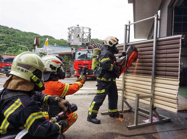 第一消防大队迴龙分队今日于龟山区廉乔金属公司举办自卫消防编组暨火灾抢救演练。(消防提供／蔡依珍桃园传真)