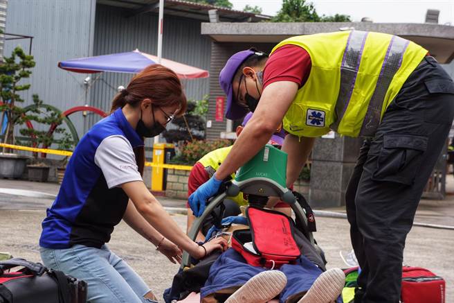第一消防大队迴龙分队今日于龟山区廉乔金属公司举办自卫消防编组暨火灾抢救演练。(消防提供／蔡依珍桃园传真)