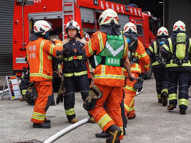 第一消防大队迴龙分队今日于龟山区廉乔金属公司举办自卫消防编组暨火灾抢救演练。(消防提供／蔡依珍桃园传真)