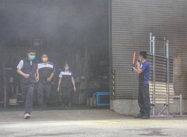 第一消防大队迴龙分队今日于龟山区廉乔金属公司举办自卫消防编组暨火灾抢救演练。(消防提供／蔡依珍桃园传真)