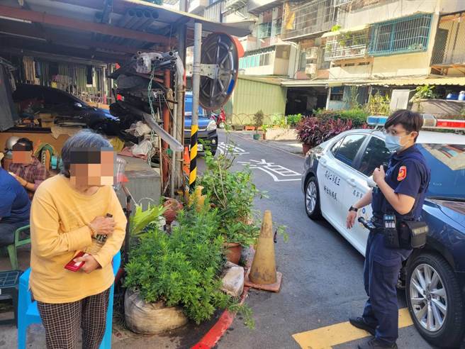 高雄员警在走失老妇手中发现写着儿子电话的白纸，进而替老妇顺利找到回家的路。（翻摄照片／崔正纲高雄传真）