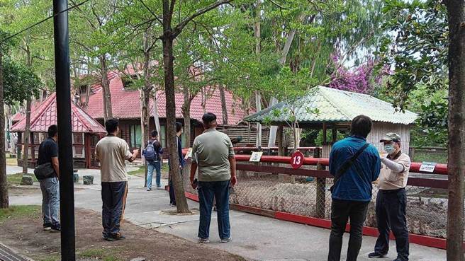 观光局15日会同农委会畜牧处及台南市政府农业局及观旅局至顽皮世界野生动物园实施检查。（台南市政府提供／张毓翎台南传真）