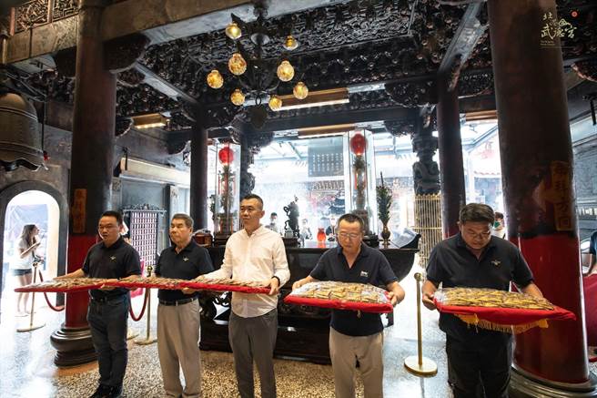 云林县北港武德宫「小令旗悠游卡」依古礼加持，充满财气与喜气。（北港武德宫提供／张朝欣云林传真）