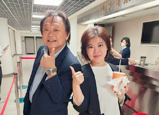 游淑慧(右)宣布将与王世坚(左)角逐士林大同立委，两人也在北市议会讨论起社子岛免徵地价税一事。（图／取自游淑慧脸书）