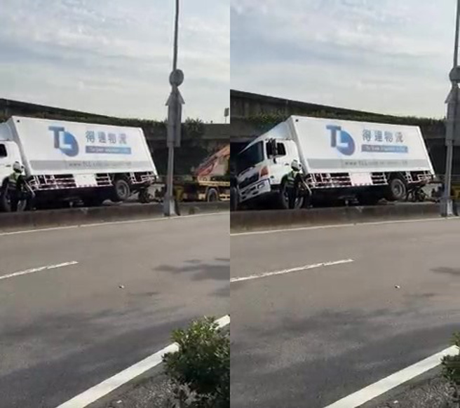 物流车疑驾驶不慎，车辆向右偏移撞击美提河滨公园引道，导致车辆卡住左后轮翘起无法动弹。（图／翻摄爆料公社）