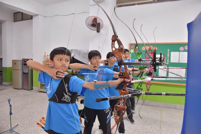 花莲中华国小射箭队7月将代表台湾参加美国国际邀请赛，但出国参赛经费庞大，经校方努力筹措并向外界募集，目前尚有4成缺口，盼能在5月底前到位。（花莲市公所提供／罗亦晽花莲传真）