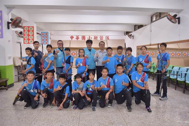 花莲中华国小射箭队7月将代表台湾参加美国国际邀请赛，花莲市公所将补助选手参赛服装，为小将加油打气。（花莲市公所提供／罗亦晽花莲传真）