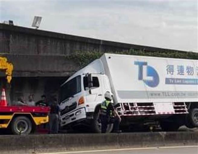 货车险翻车，卡在桥墩动弹不得。（翻摄画面）