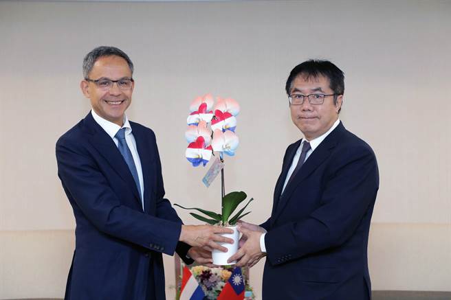 台南市长黄伟哲致赠兰花给荷兰在台办事处代表谭敬南。（市府提供／洪荣志台南传真）