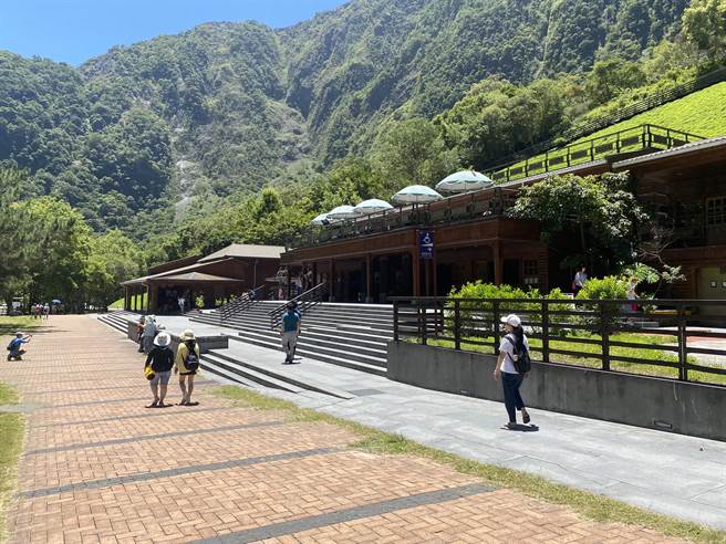 太鲁阁国家公园管理处今首次收到「炸弹恐吓信件」，经紧急报案及加强巡查各大景点、厅舍，幸未发现炸弹或可疑爆裂物，后续由警方调查信件来源。（罗亦晽摄）