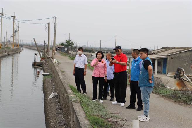 云林县政府自筹经费修缮8产业道路，县长张丽善（左二）强调财政纪律已正常化，加速基础建设。（云林县政府提供／张朝欣云林传真）