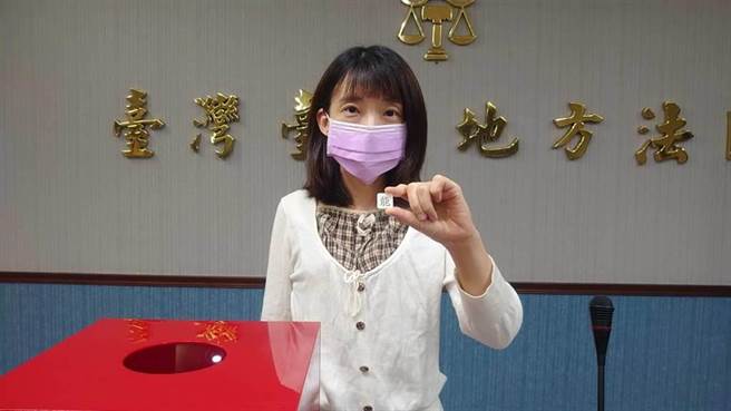 台北地方法院第2件国民法官审理案件，经公开抽籤后，由中籤之黄怡菁庭长担任受命法官（照片由台北地院提供）