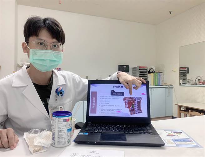 卫福部嘉义医院语言治疗师陈信宏说明吞咽功能机转。（嘉义医院提供／廖素慧嘉市传真）