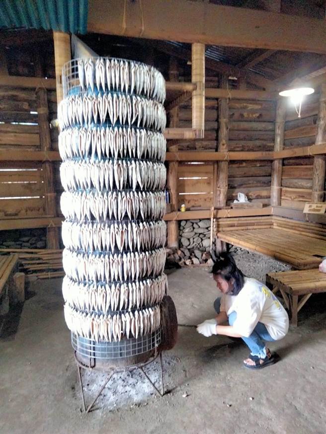 宜兰县东澳国小学生帮忙晒飞鱼。（东澳国小提供／吴佩蓉宜兰传真）