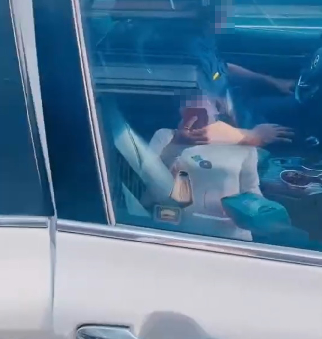 女新住民志工被送到家后，不忘回头拍一下坐的巡逻警车。（翻摄自社会事新闻影音）