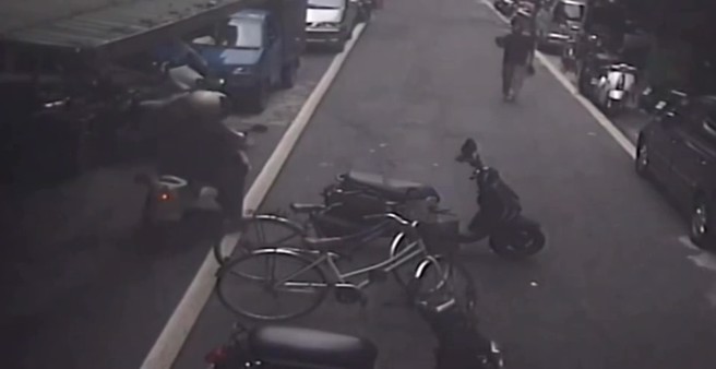 许男拦下员警并辱骂三字经。（翻摄画面）