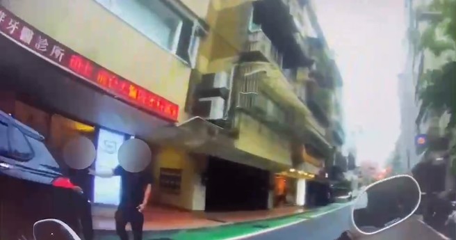 1名47岁舒姓男子与其26岁老板黄姓男子于八德路四段245巷内相约商讨债务，2人发生口角后进而徒手互殴。（翻摄画面）