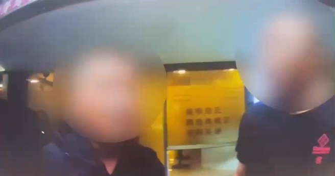 1名47岁舒姓男子与其26岁老板黄姓男子于八德路四段245巷内相约商讨债务，2人发生口角后进而徒手互殴。（翻摄画面）