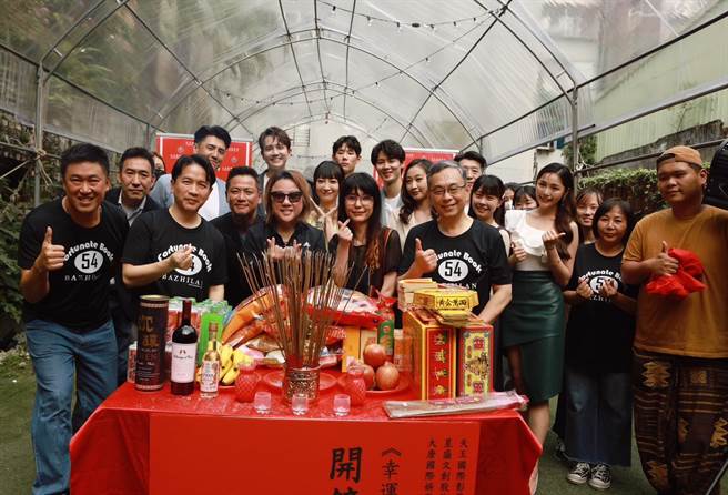 华语灵异喜剧《幸运灵书FB54》全体演员与工作人员开镜合照。（天王国际影业股份有限公司提供）