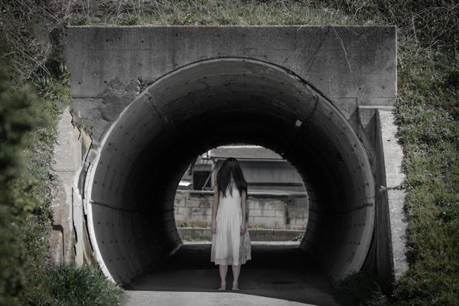 有男子深夜开着车行经产业道路时，惊见一旁蹲着1位穿着清凉的女子，吓得他赶紧到警局报案。（示意图/shutterstock）