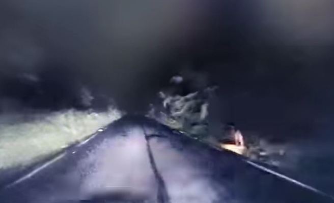 有男子深夜开着车行经产业道路时，惊见一旁蹲着1位穿着清凉的女子，吓得他赶紧到警局报案。（翻摄自脸书台东大小事(112年)）