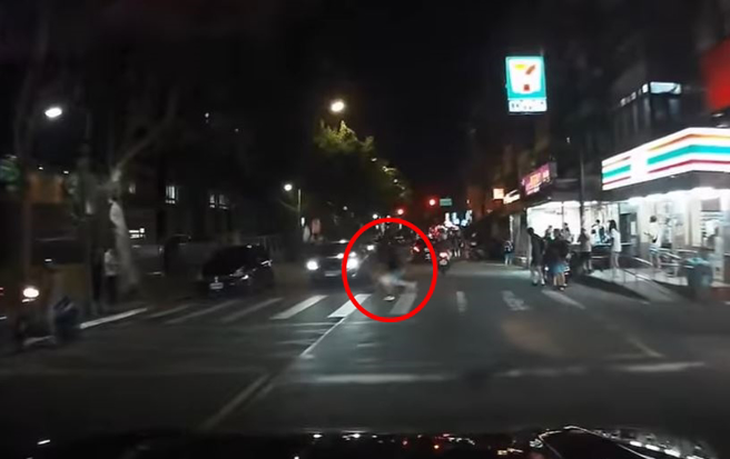 女驾驶拍下在北市介寿国中旁，学生不明原因飞奔过马路，惨遭对向来车撞喷飞。（翻摄自脸书爆料公社）