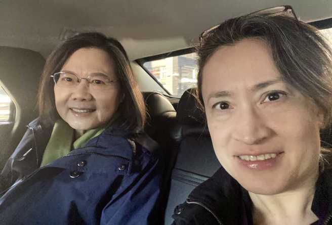 驻美代表萧美琴(右)喊台湾很安全，但郭正亮指出，蔡英文(右)政府却自相矛盾大搞战狼。（图／取自萧美琴脸书）