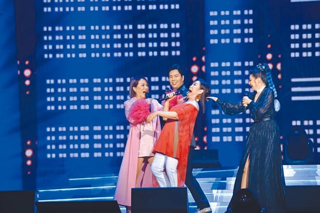叶瑷菱（左起）、张秀卿、王彩桦昨在台上互动逗趣，大展好交情。（高流提供）