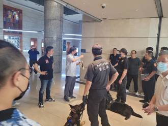 國立臺灣圖書館收「炸彈攻擊」 中和警出動金屬探測器偵爆犬