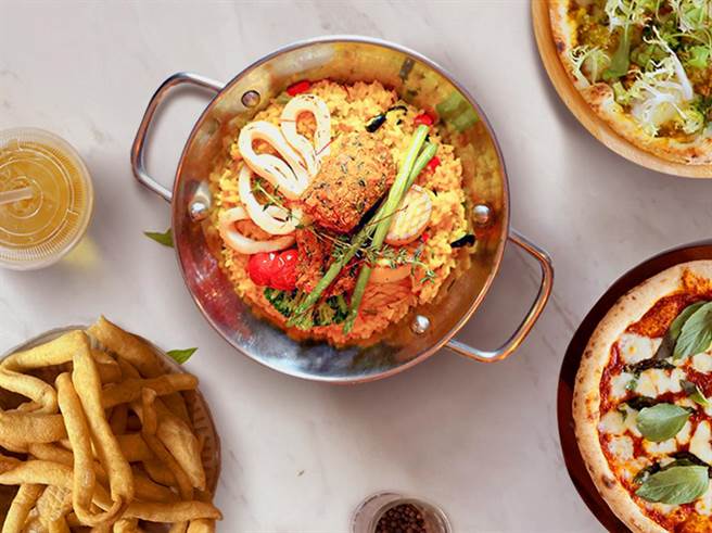 SUN BERNO欢庆「绿．蔬食评鑑指南」二星好评，即日起至6月4日推新品「西班牙海鲜炖饭」嚐鲜优惠。（光焙若提供）