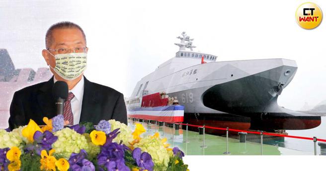 龙德造船董事长黄守真，与承接制造的海军沱江级塔江舰。（图／黄耀徵摄）