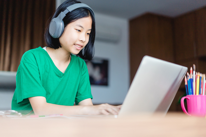 街访「白衫阿伯」英文超遛，朋友看了惊呼是台湾英文教父。（图／shutterstock）