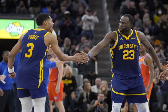 勇士普尔(左)与格林庆祝得分。（美联社资料照）