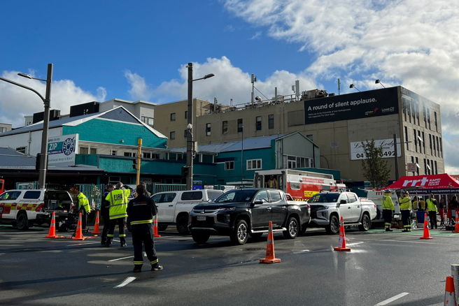 纽西兰首都威灵顿1家青年旅舍16日发生大火，消防和紧急救援人员在现场支援。（路透）