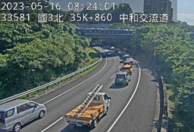 上班族抓狂！国3北向中和隧道内「大小车追撞」紫爆6公里。(翻摄自国道即时路况)