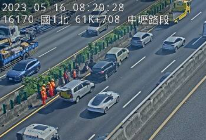 国1北上中坜段「4车追撞」车流一度紫爆，回堵5公里。(翻摄高速公路1968)