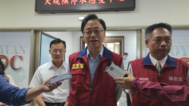 桃園市長張善政表示，復水進度因工程進行大體順利，相信白天桃園市區都可以完成復水。（賴佑維攝）