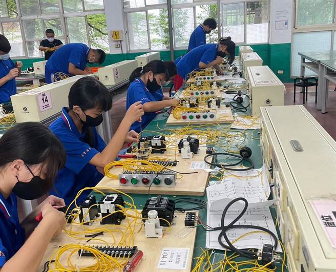 屏东县立内埔国中电机电子职群学生学习工业配线。（教育部提供／林志成台北传真）