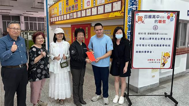 花莲私立四维高中电机技术学程三年级邓维霖（右二）今年通过台电高职学校技术类科奖金甄选，毕业后将赴台电受训，通过考核正式雇用，月薪4万元起跳。（四维高中提供／罗亦晽花莲传真）