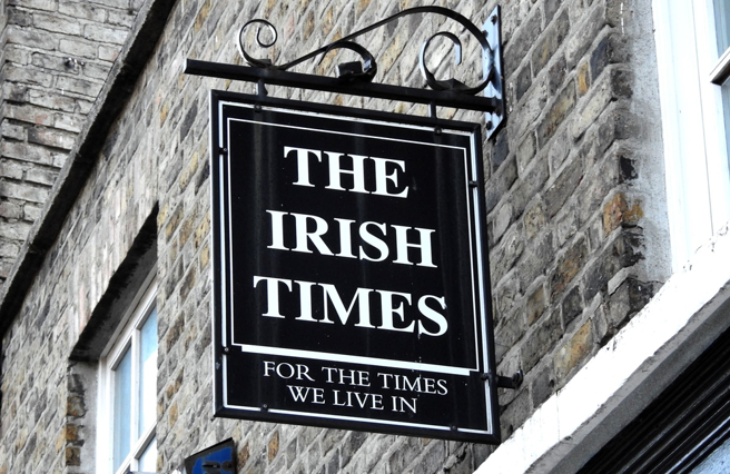 「爱尔兰时报」日前刊出一篇文章，遭踢爆内容是由AI人工智慧生成，报社随即将文章下架并致歉。（图／shutterstock）