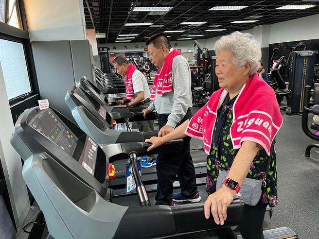 新竹市政府宣布今年7月1日起，敬老卡及爱心卡将再扩大使用范围，除了既有服务外，将再增加国民运动中心的场地租借服务。（新竹市政府提供／陈育贤新竹传真）