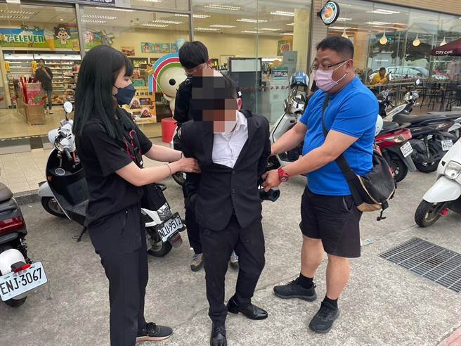 警方将计就计于指定面交处所周边，布署优势警力埋伏，当场逮获现身的余姓车手。（翻摄照片／王惠慧新竹传真）