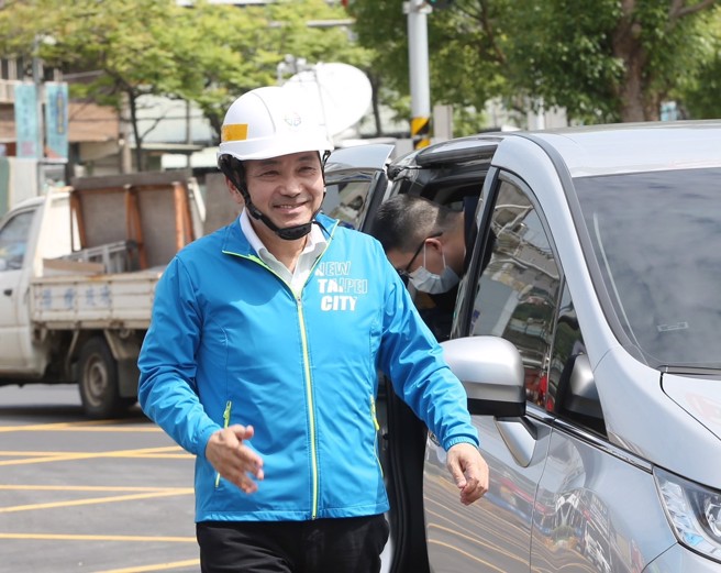 最新民调显示，在国民党2024总统大选可能的徵召人选中，侯友宜的支持度领先郭台铭12.7个百分点；图为侯友宜16日视察成芦大桥机车道拓宽工程。（陈怡诚摄）