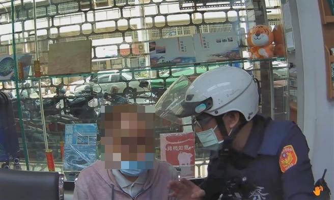高雄老翁误入假投资圈套，员警、行员联手拦阻。（翻摄照片／崔正纲高雄传真）
