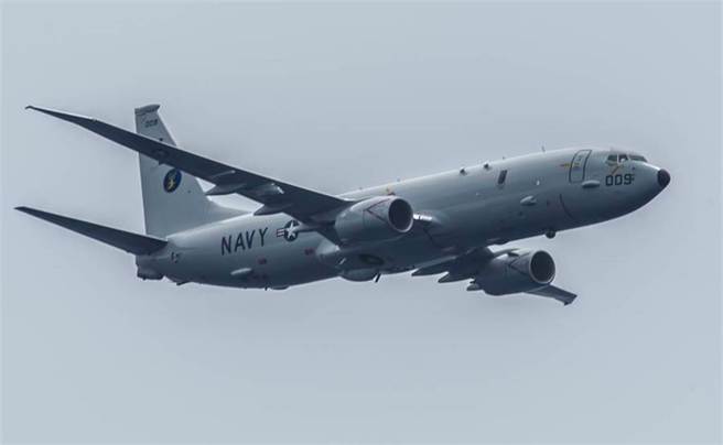 1架美国海军P-8A「海神」反潜巡逻机在太平洋上空飞行的资料画面。（美国海军）